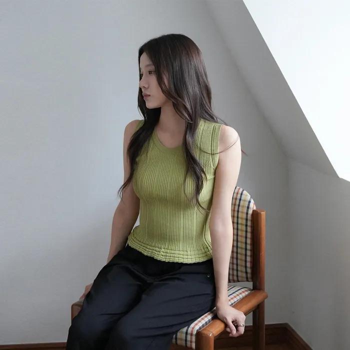 제인 프릴 니트 슬리브리스 탑 (올리브)