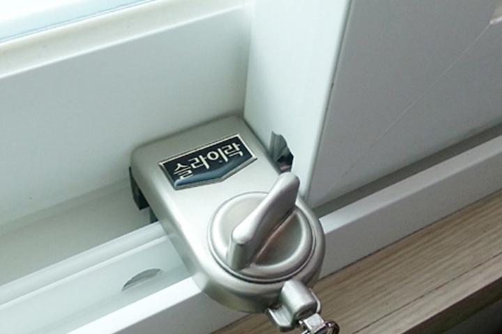 [오늘의딜] 여름 필수템! 방범창 대용 창문 잠금장치 9종