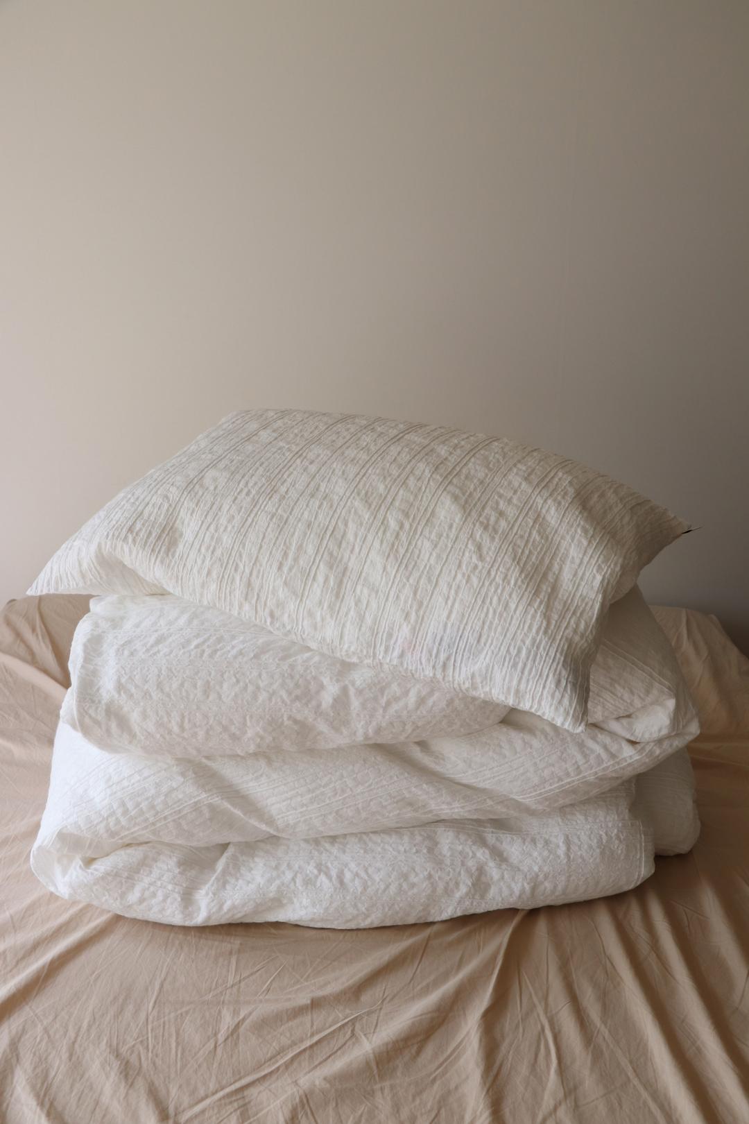 White Crinkle Bedding