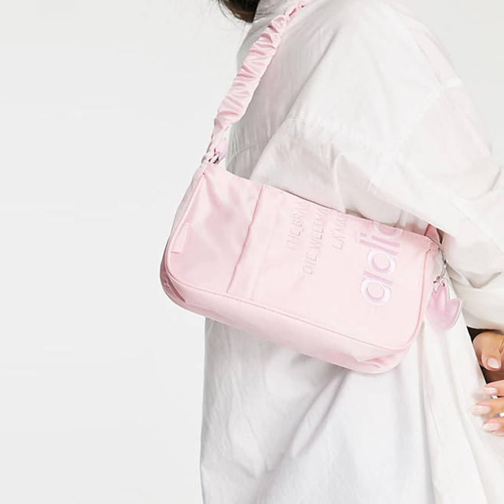 아디다스 오리지널 새틴 숄더백