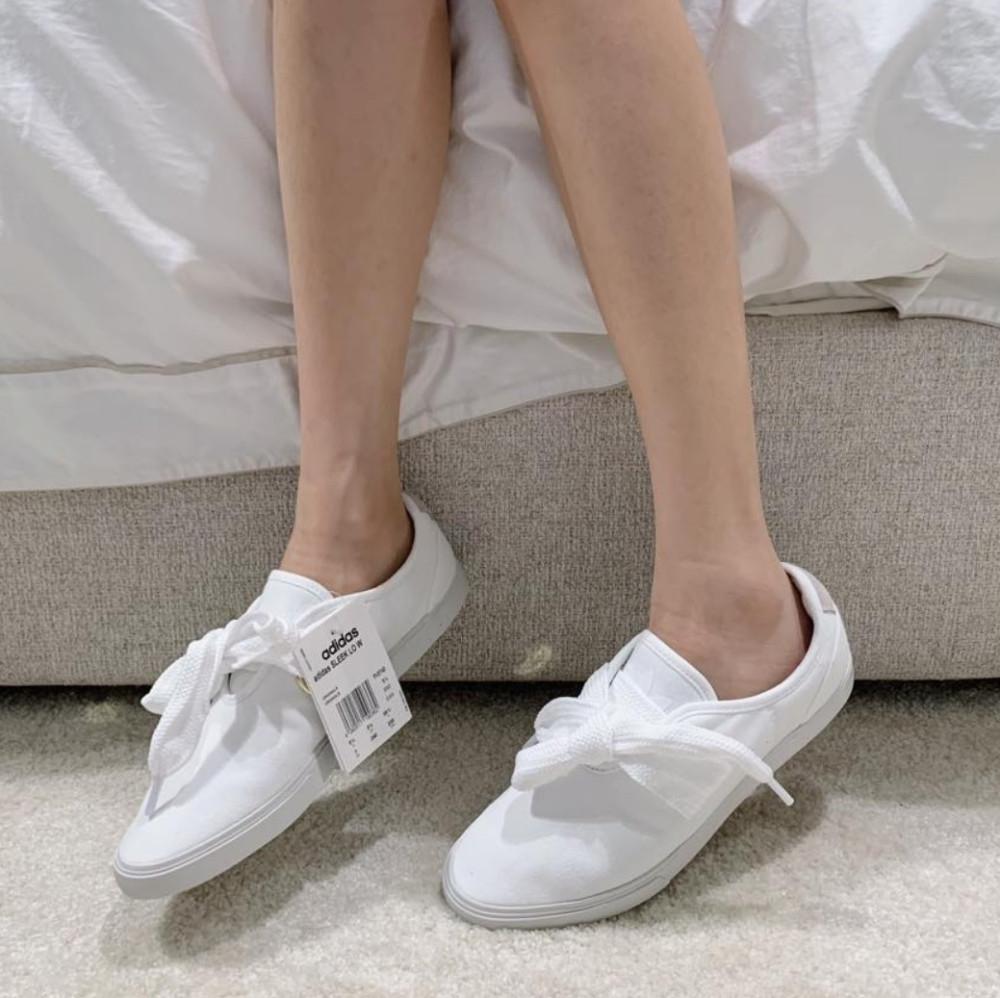 아디다스 우먼스 오리지널 슬릭 로우 화이트 골드 메탈릭 스니커즈 FV0740