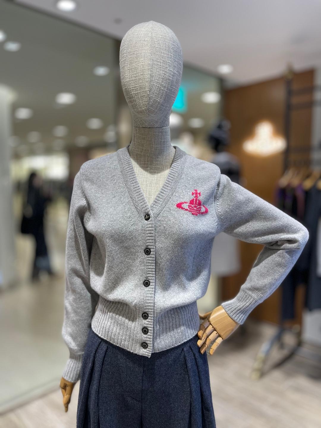 비비안웨스트우드 앵글로매니아 빅ORB 로고 포인트 캐시미어 V넥 가디건 멜란지그레이(VNTUKN6130)