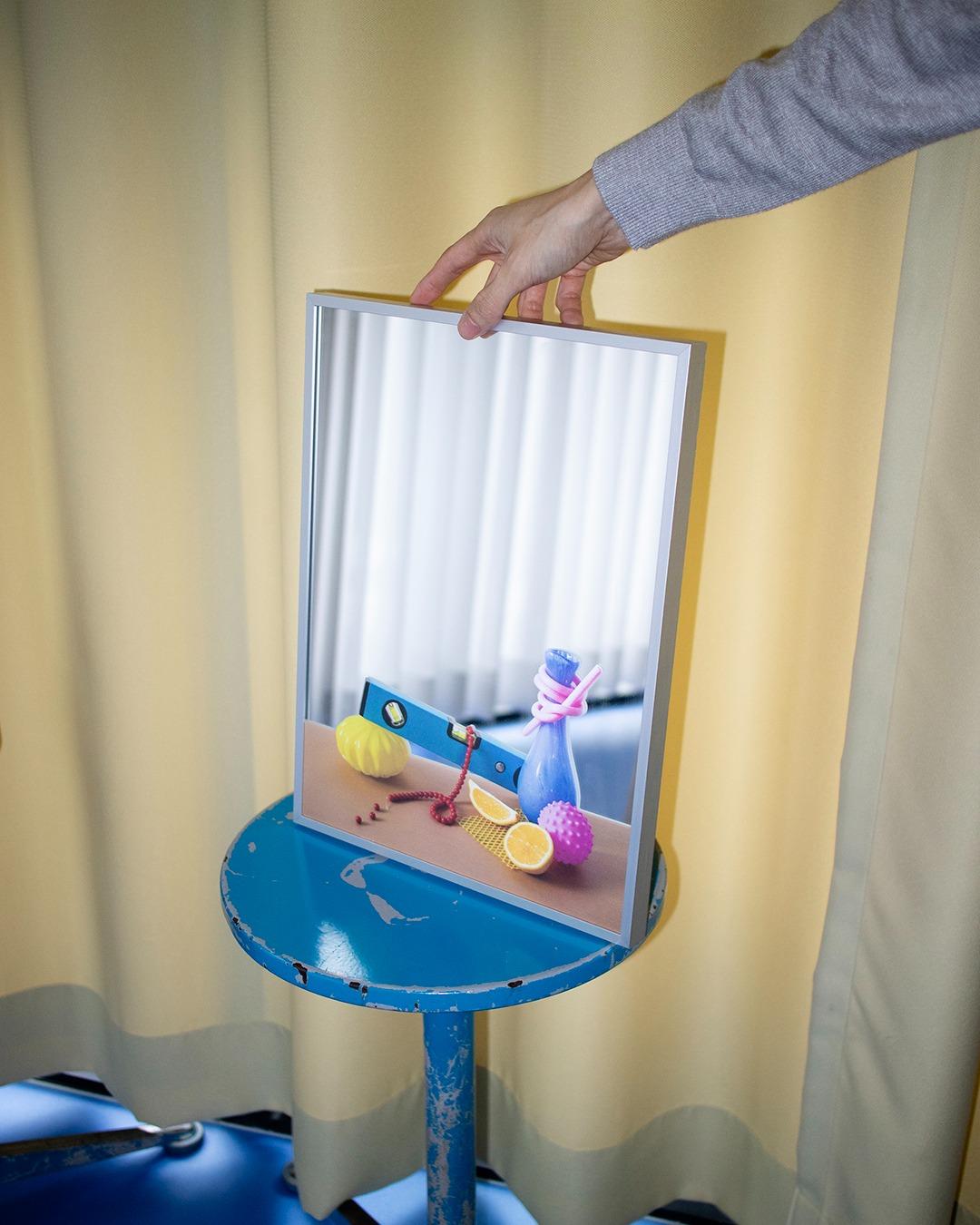 정물과 초상 MIRROR_ Blue Vase