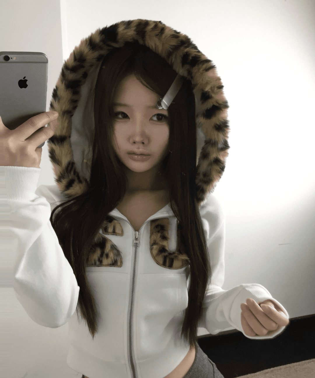 폴링업 [2천장판매/MADE] [핏보장] Q's 레오파드 퍼 패치 세미 크롭 슬림핏 투웨이 후드집업 * 2color