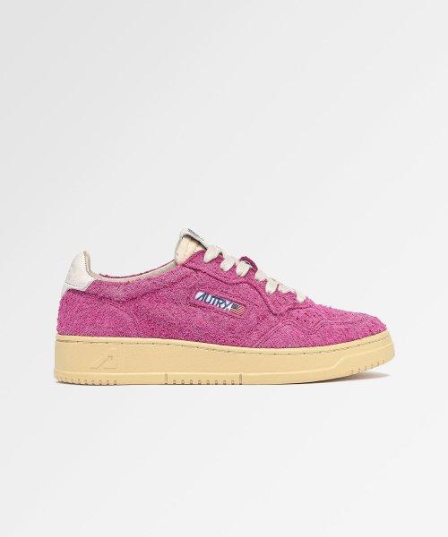 메달리스트 스니커즈 in hairy suede fuchsia