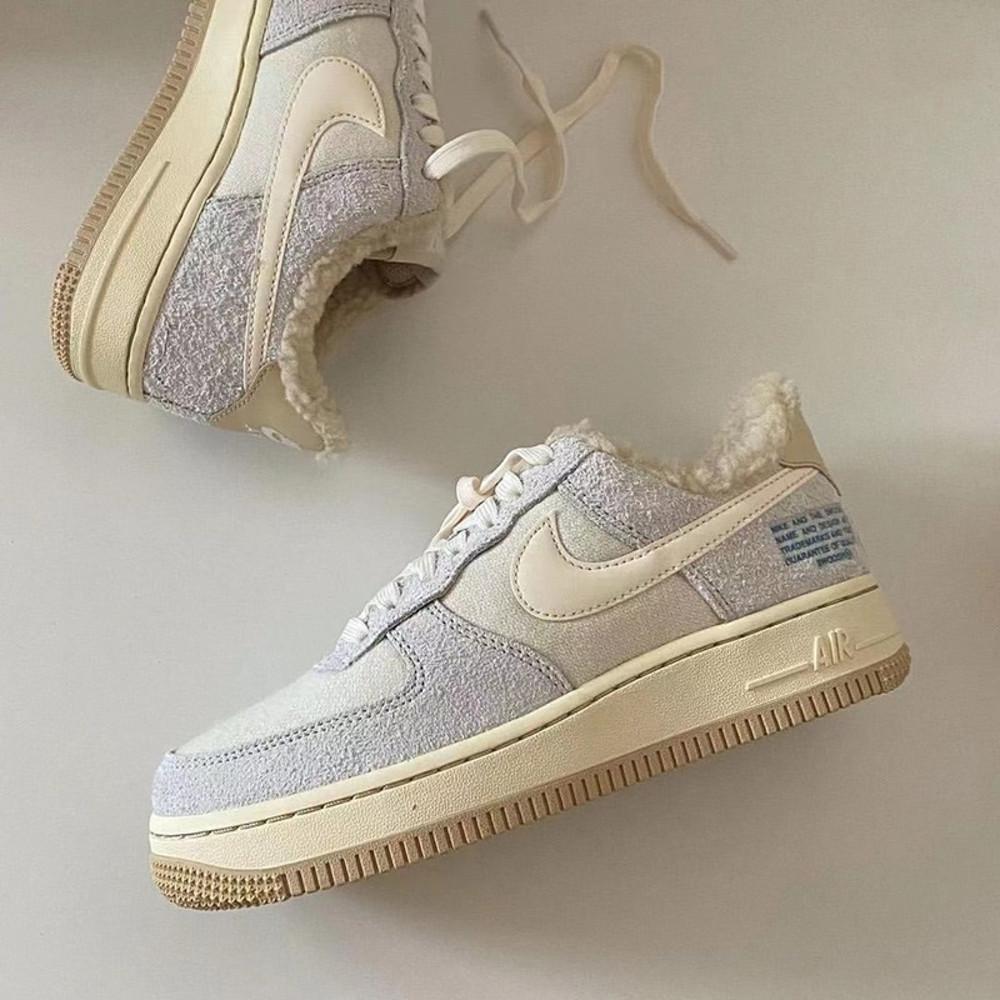 나이키 우먼즈 에어포스 1 07 LV 포톤 더스트 캐시미어 플리스 DO7195-025