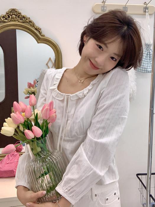 A RIBBON TIE RUFFLE BLOUSE_IVORY