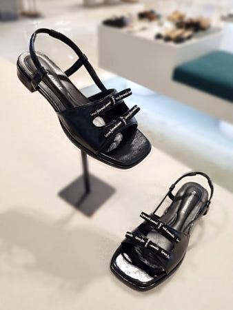 이런 상품 어때요? [포멜카멜레] 쁘띠보우 플랫 스트랩 샌들 2CM FKS1F1SS036 (2COLOR)