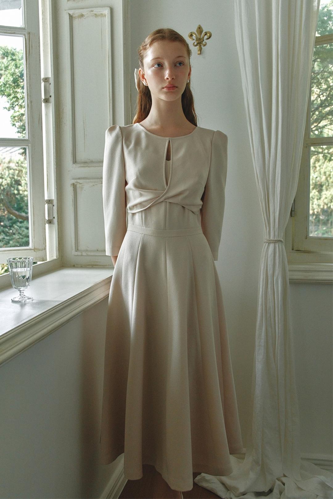 CYRA Twisted long flared dress (Butter)