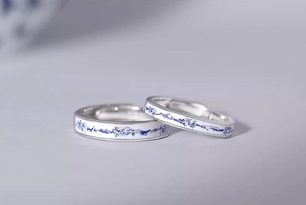 하얗고 푸른 세트 반지 도자기 테마