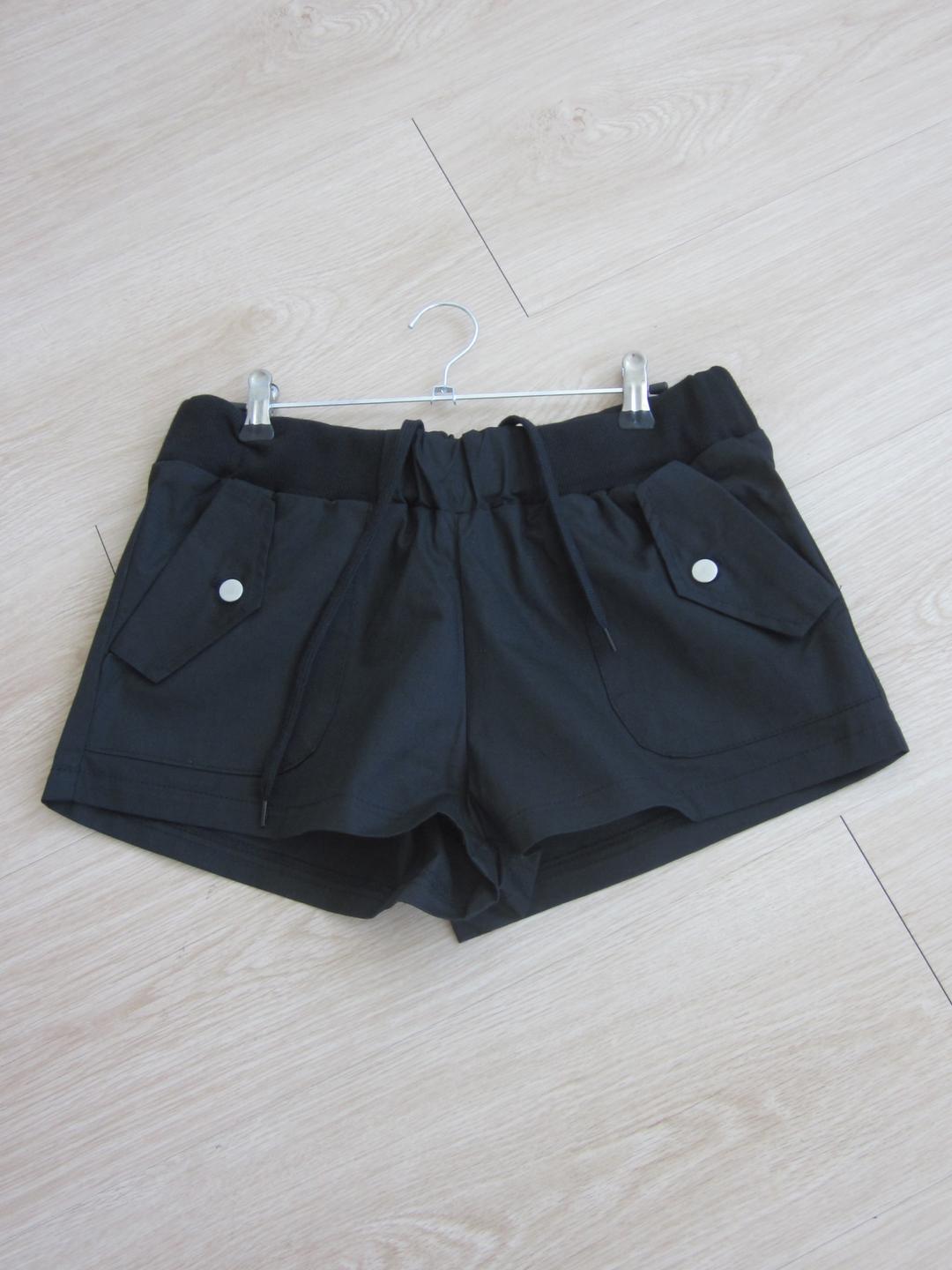 Nut black shorts