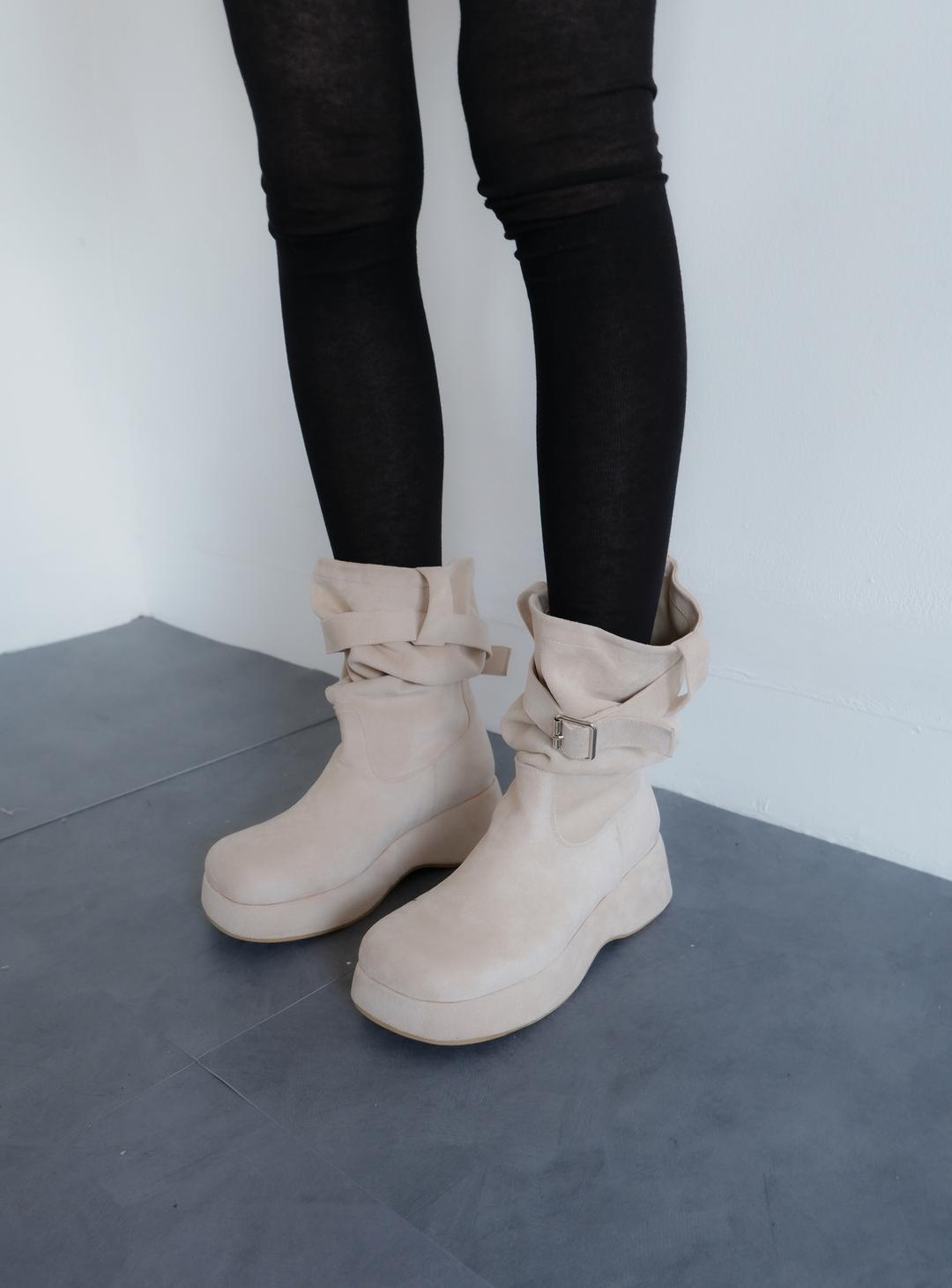 Loose belt boots