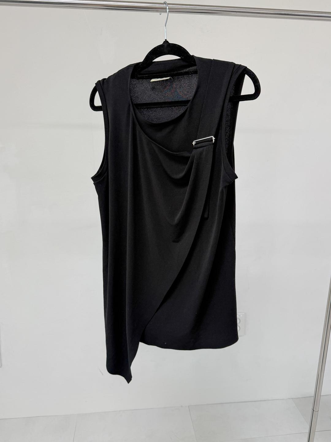 847. Asymmetric Buckle Top