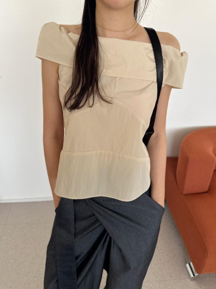 에이드 오프숄더 바스락 나일론 크롭 블라우스