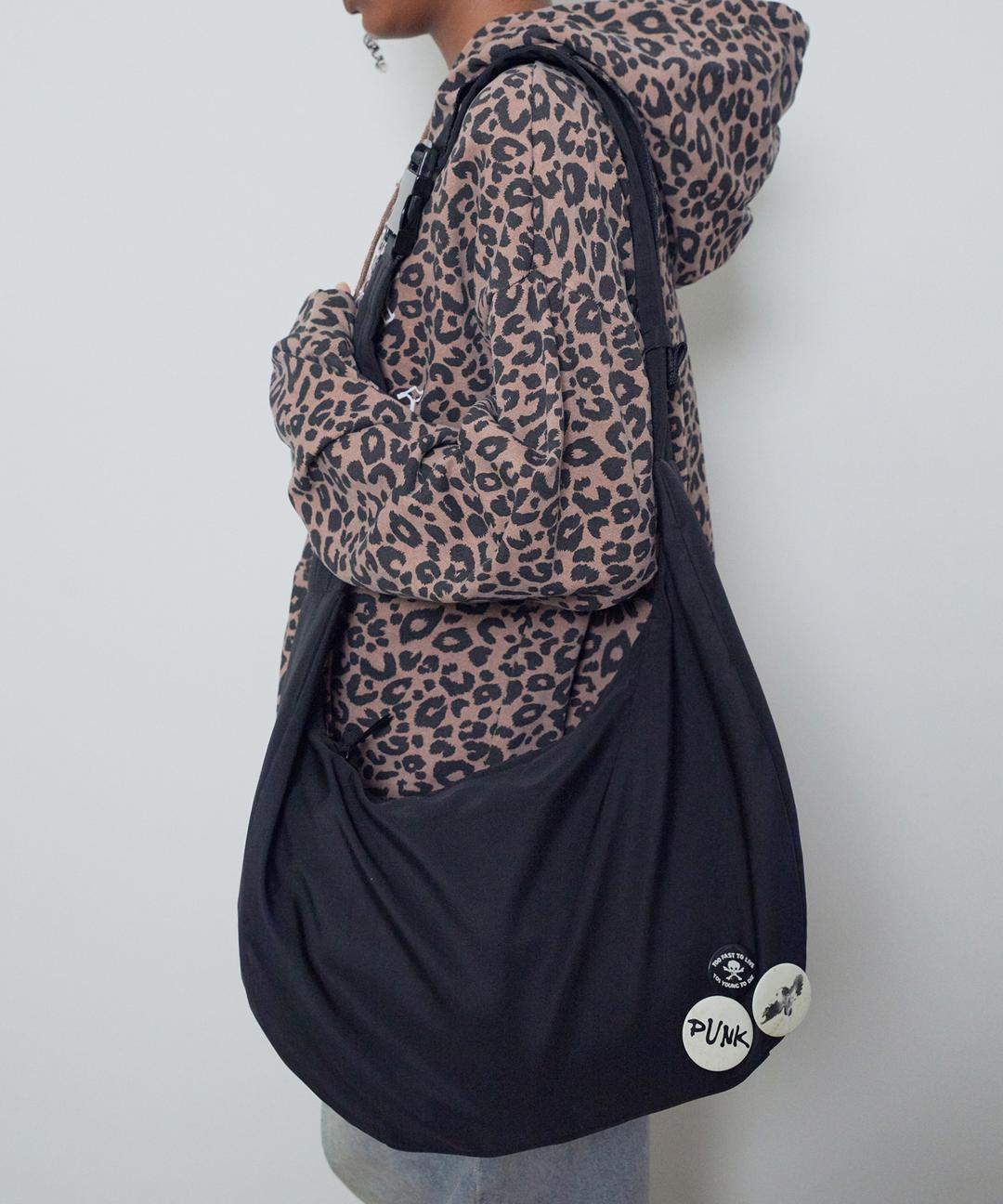 BUCKLE HALFMOON CROSS BAG [BLACK]