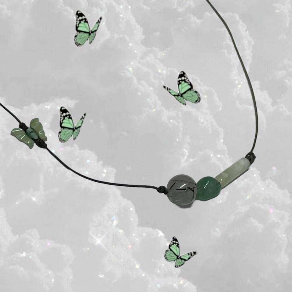 녹녹 하늘에 초록 나비 원석 비즈 매듭 목걸이