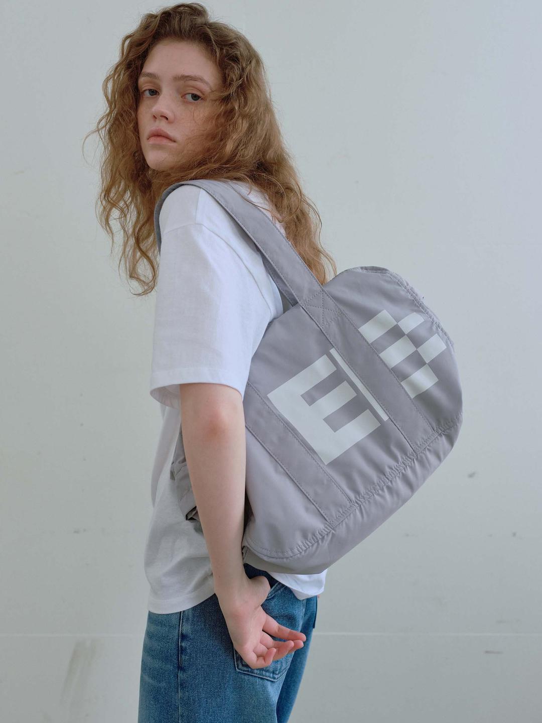 [3/18(월) 예약배송] 픽셀 로고 숄더 백 (Light Grey)