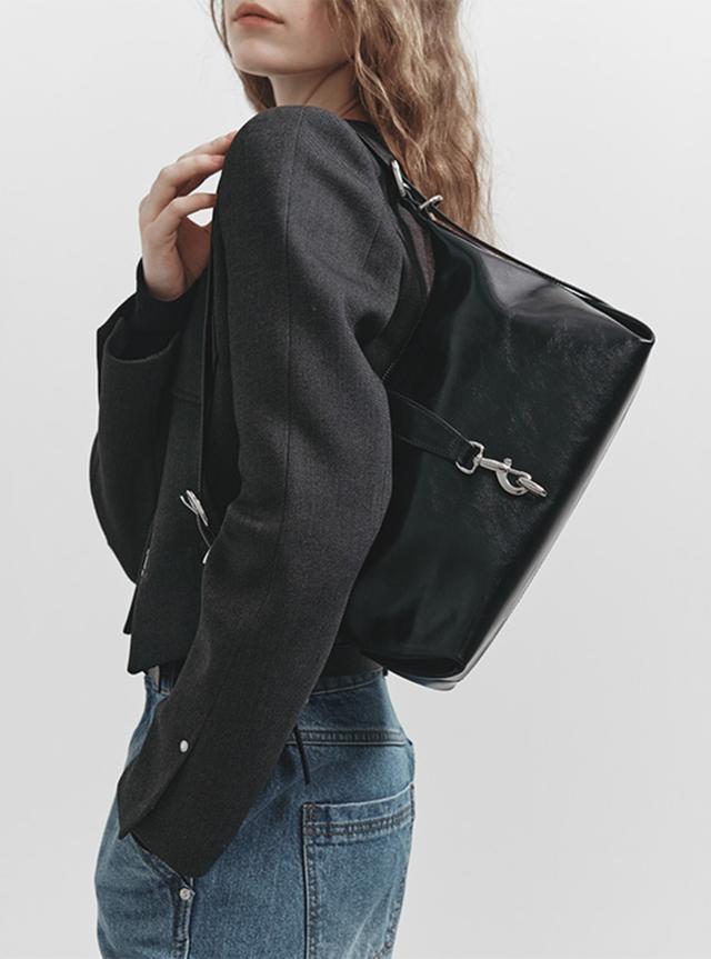 Hailey Small Shoulder in Black UA5SB075-10