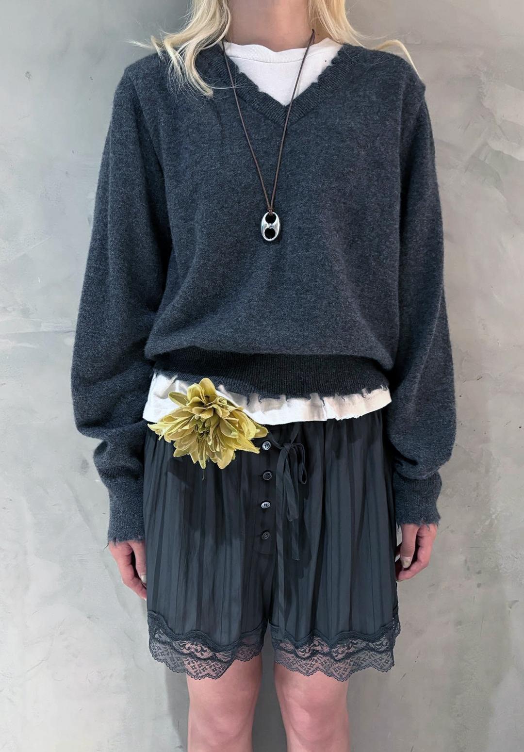 SHOULDER PADDED V-NECK  CASHMERE PULLOVER, DARK GREY