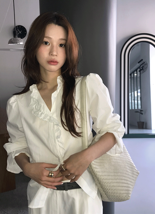 유이니 [얼리어텀🍂] Morgan lace blouse (2color)