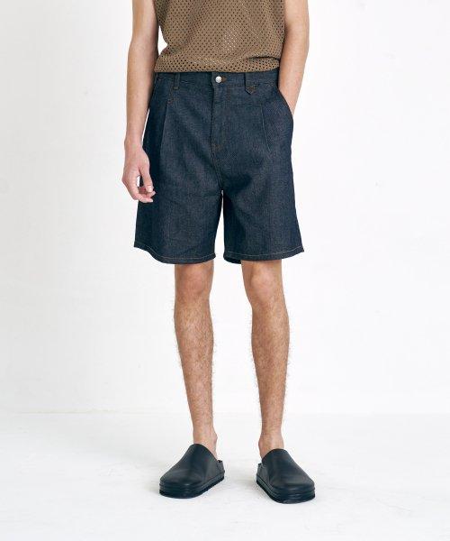 One Tuck Bermuda Indigo Jeans