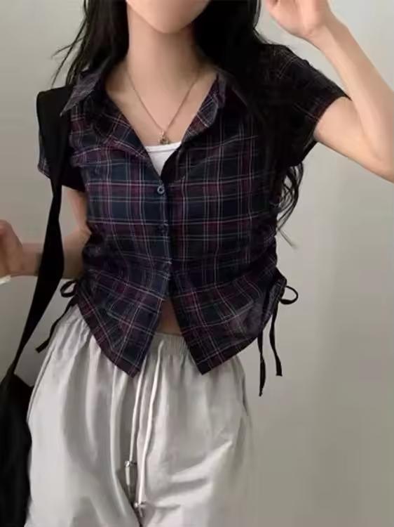 시크 여름 빈티지 숏 체크 셔츠 여성 폴로 칼라 미니 플리츠 디자인 사이드 버튼 슬림핏 출퇴근 스타일 탑