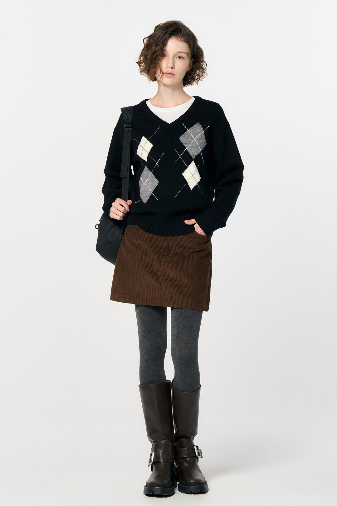 제너럴아이디어 WOMAN 뉴클래식 아가일 브이넥 풀오버 [BLACK]