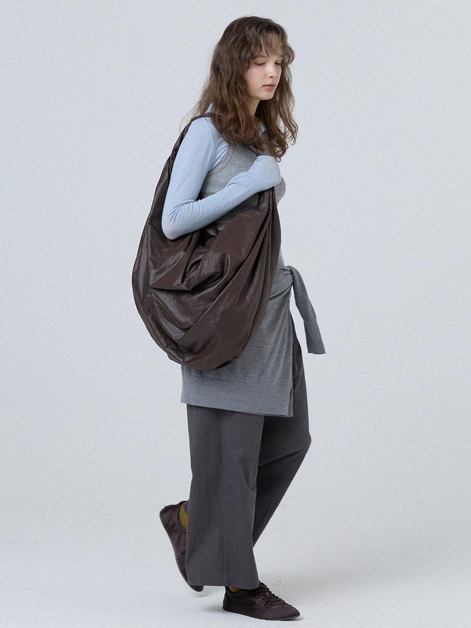 [3차 재입고] Glossy Large Tangle Twist Bag_Brown