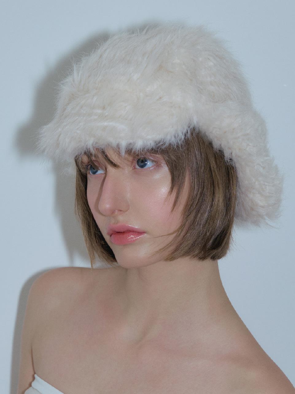 FRIZZ EARFLAP HAT IN VANILLA