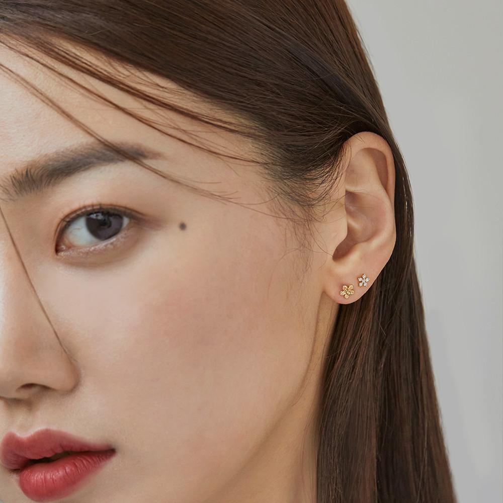골드앤디어  14k 미니 큐빅 데이지 플라워 스터드 귀걸이
