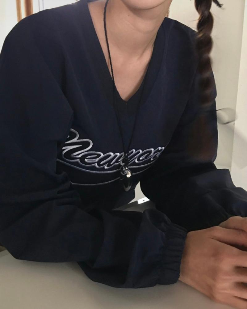 MEETME 미트미 베이스 레터링 웜업 브이넥 나일론 맨투맨 (2color)