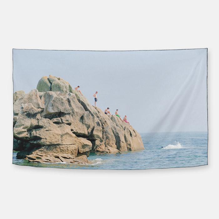 Boys on the rock 쉬폰 패브릭 포스터