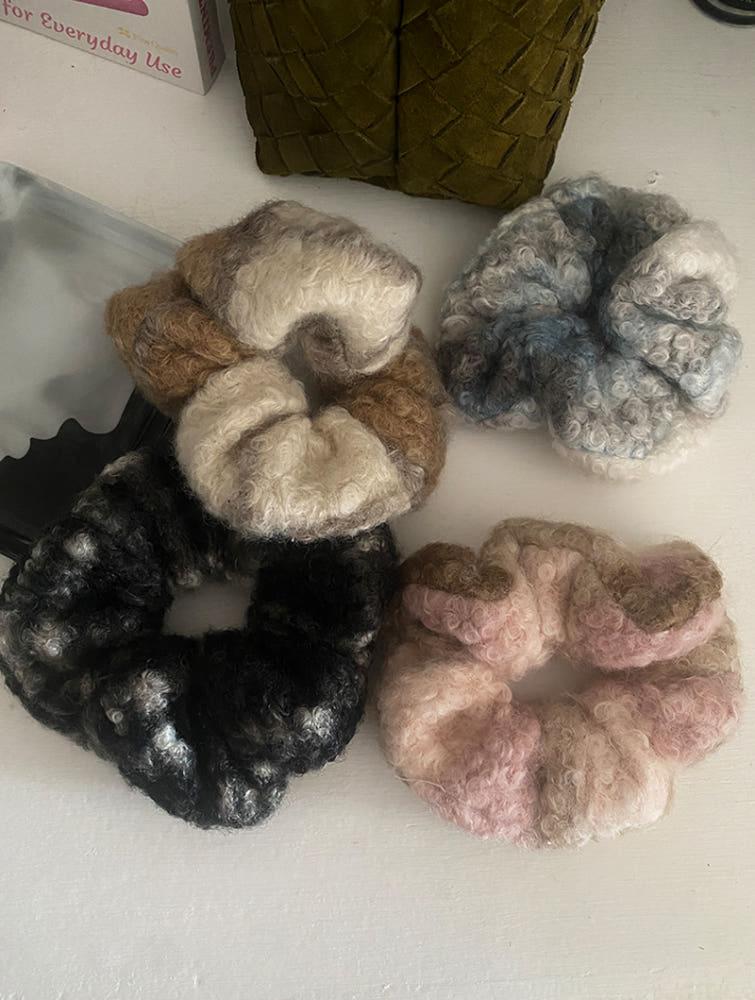 (모앳/머리끈) poodle check scrunchy 뽀글이 컬러 헤어 스크런치 곱창끈 겨울 헤어밴드