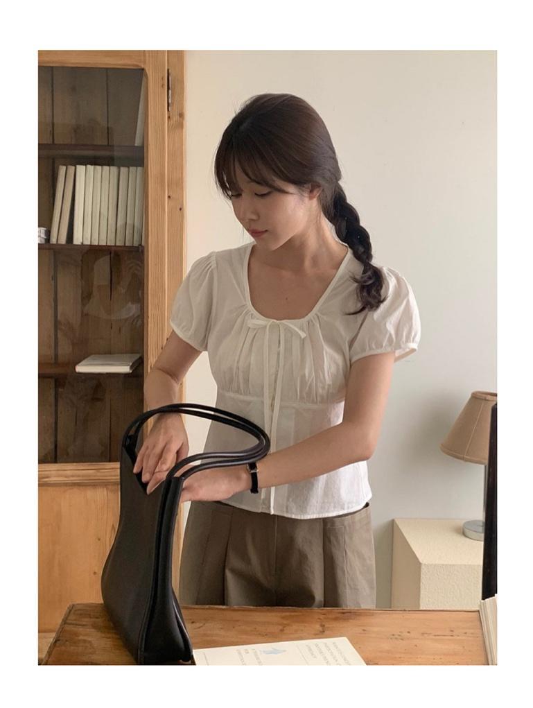 비엔느 [쿠폰] Vergamot 베르가못 앤 셔링 반팔 유넥 핀턱 블라우스 (3c)