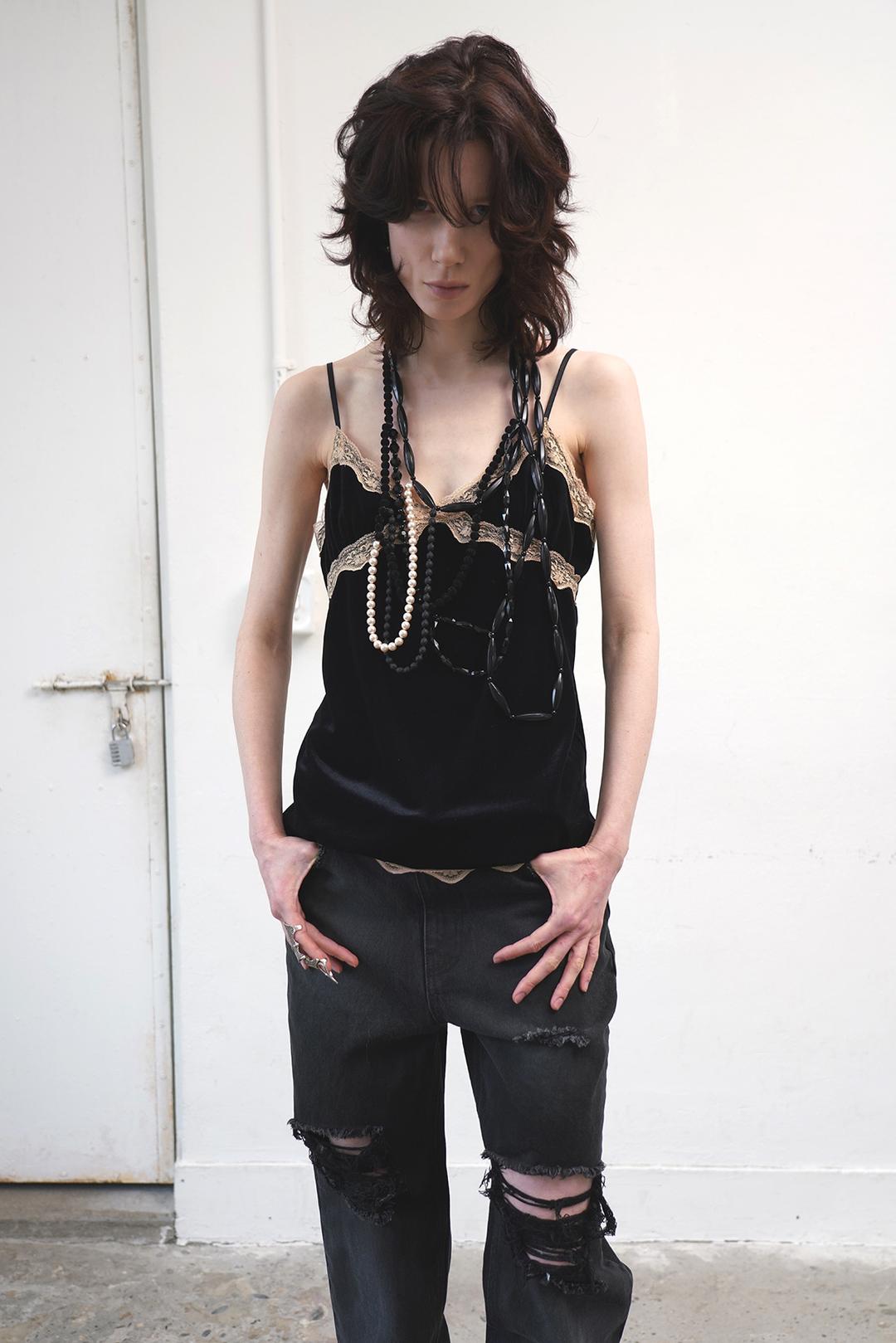 LACE TRACED VELVET CAMISOLE