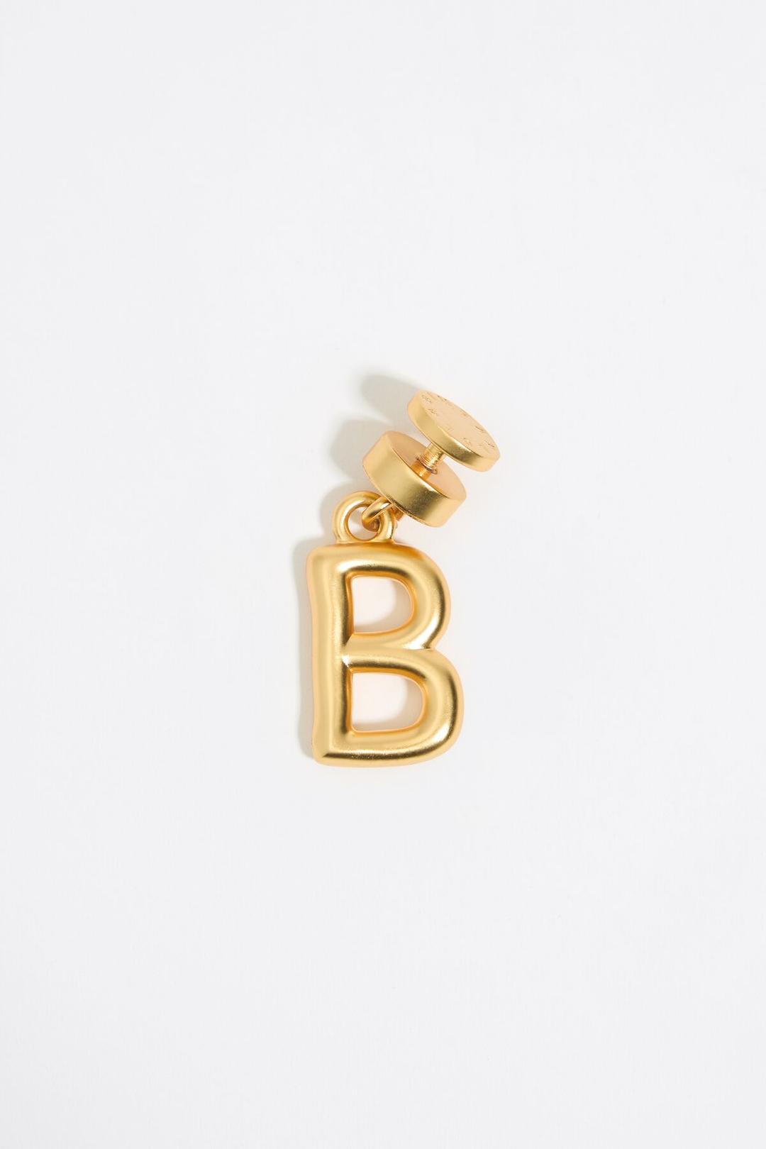 Charm letra B dorado mate