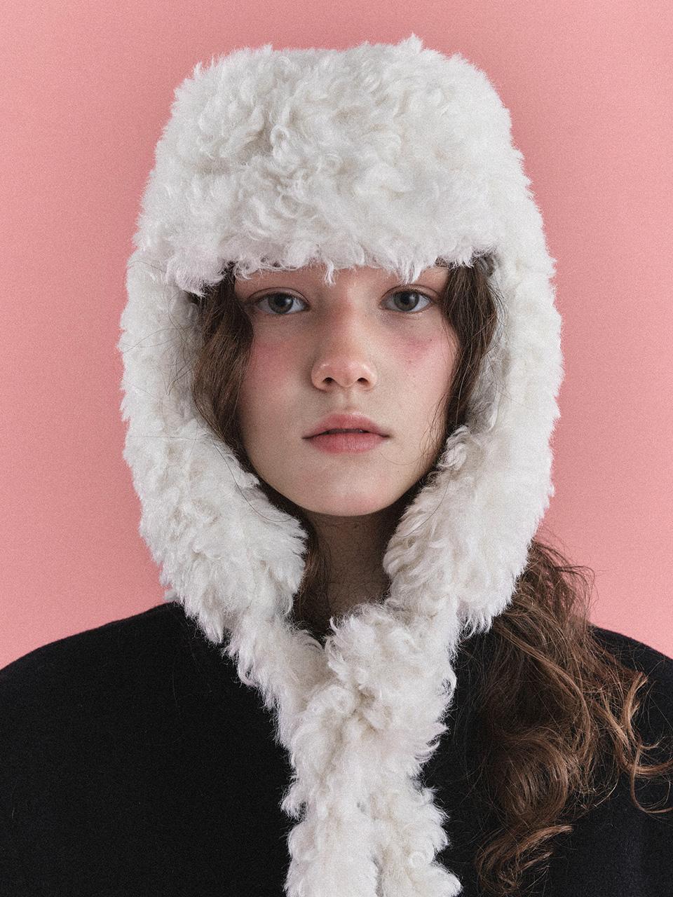 [12/20 예약배송] KNOT EARFLAP HAT IN FURRY CREAM