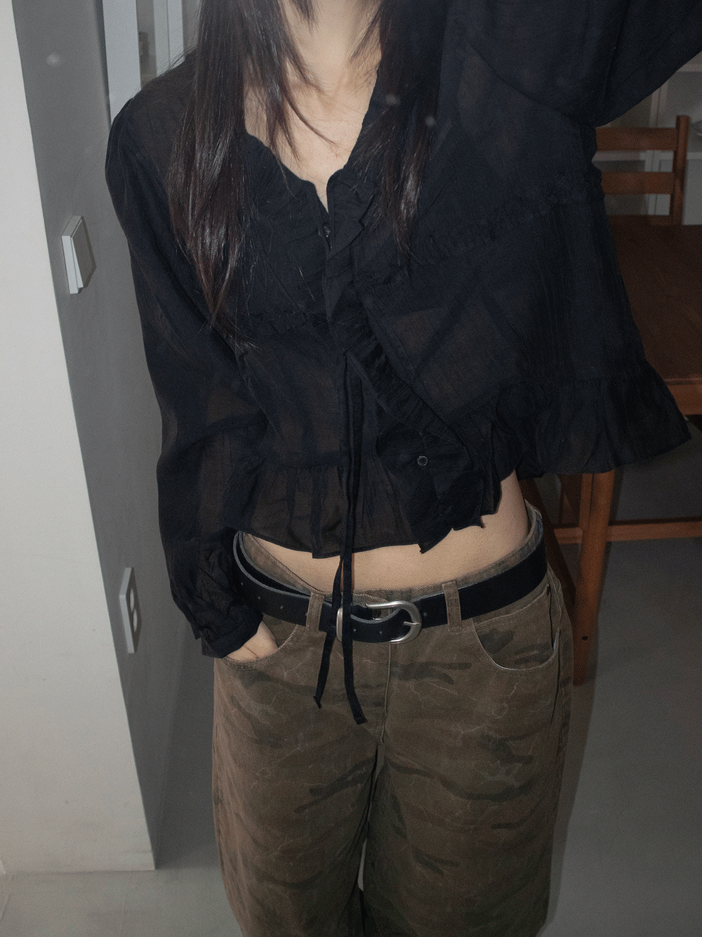 에이티즈서울 CREASE FRILL BLOUSE (2COLORS)