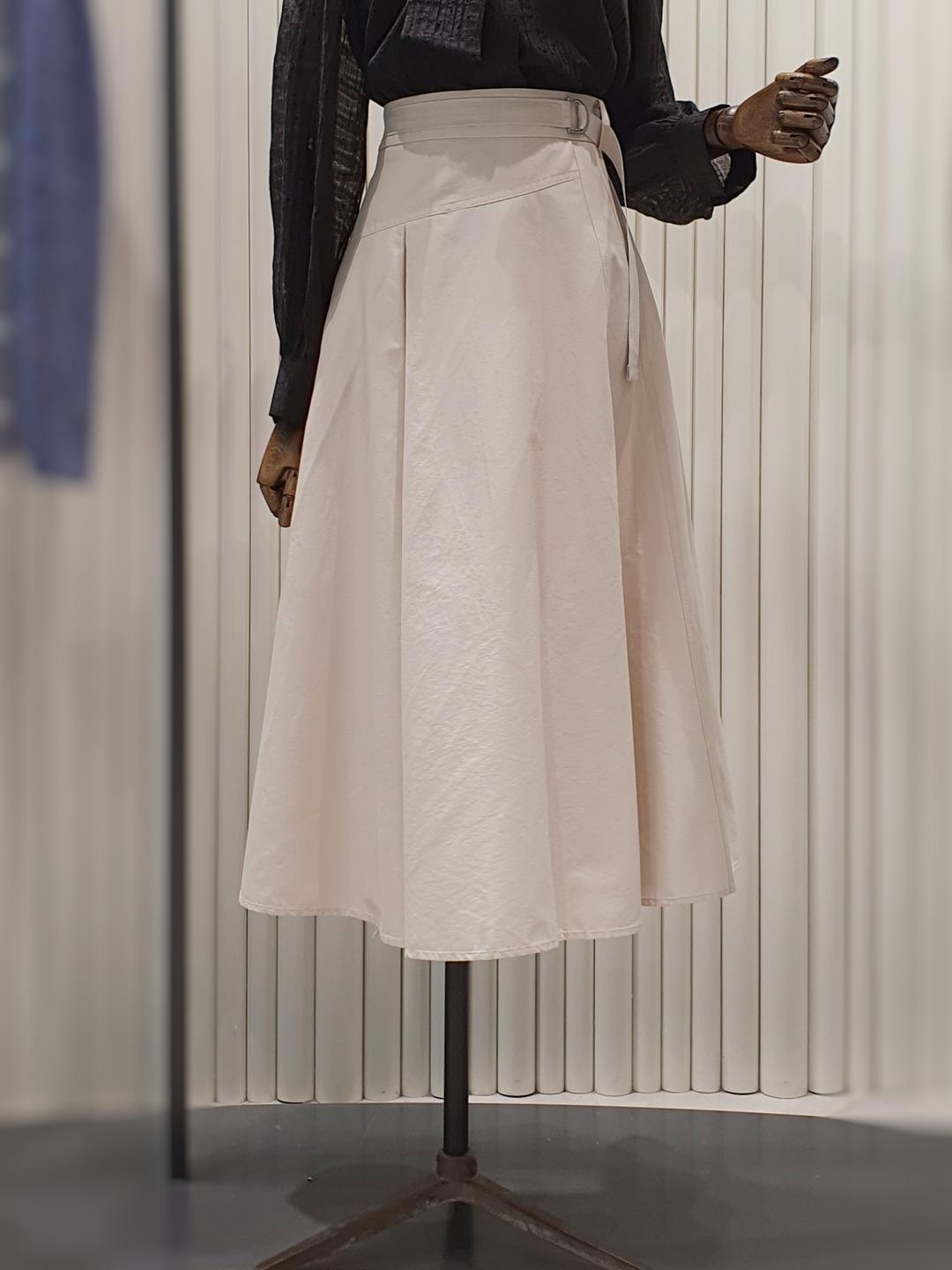 주크 뒷밴딩 턱 플레어 스커트 v241msd905