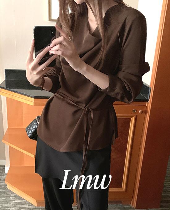 메리어라운드 [하객룩][l.m.w] 실키 드레이프 스트랩 블라우스 (bl)