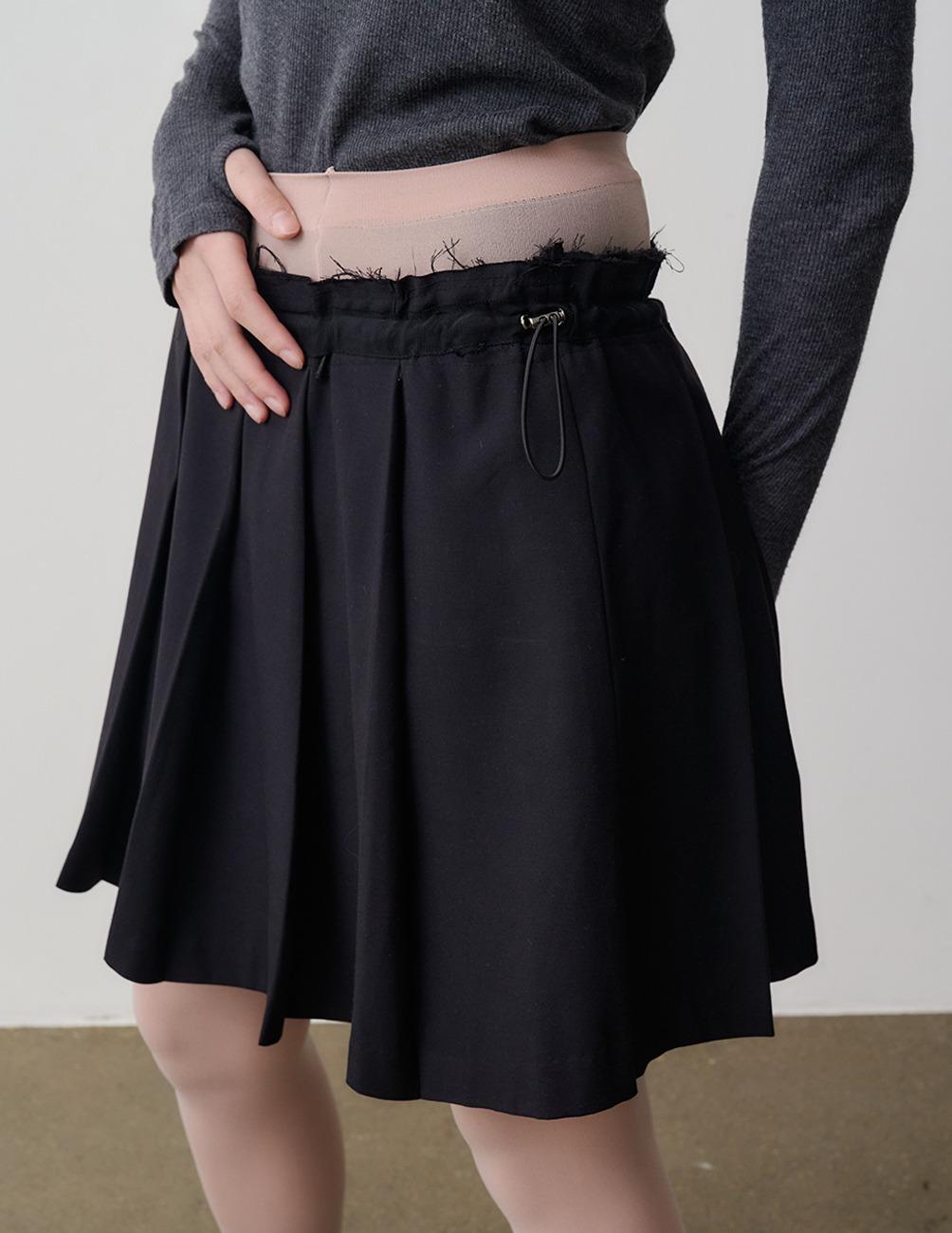 Basic pleated skirt with string detail