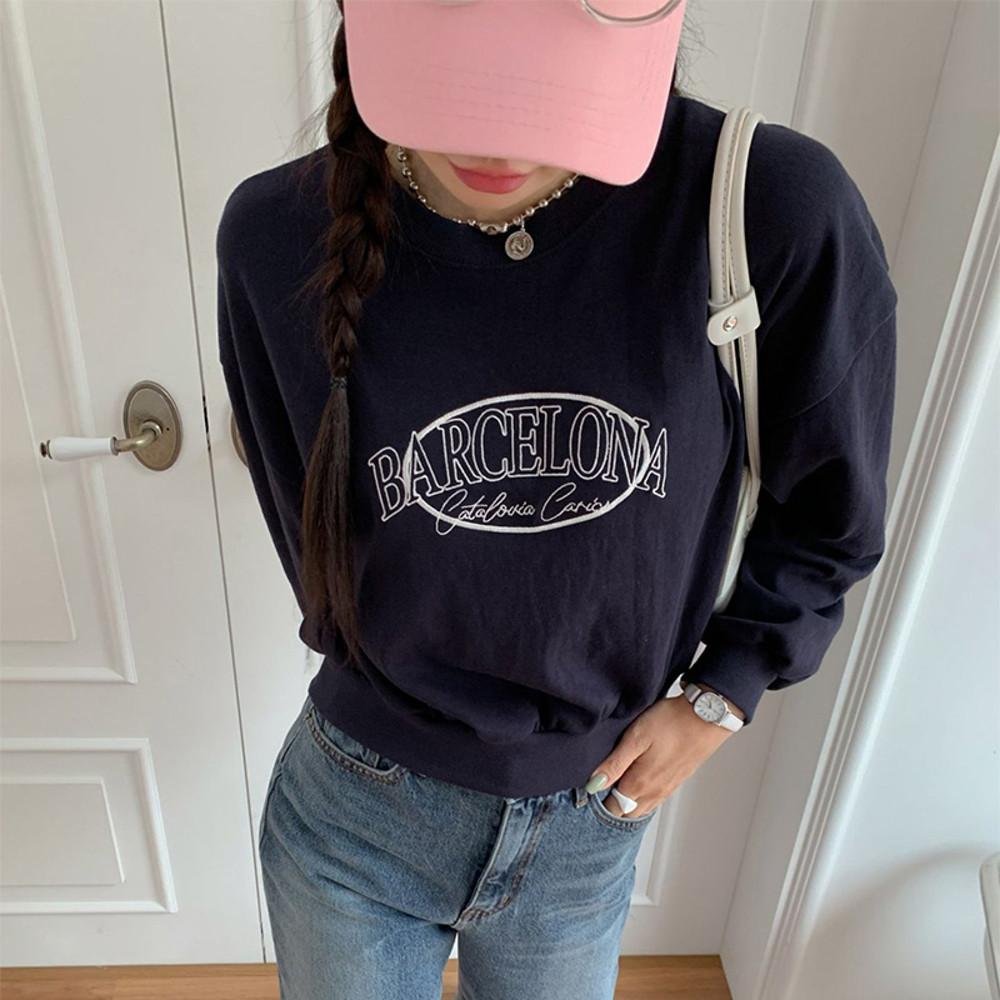 바르셀로나 레터링 크롭 맨투맨 티셔츠 간절기 여성