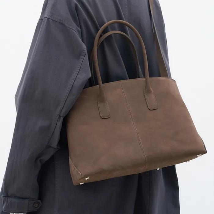 타임리스 레더 백 미디엄 브라운