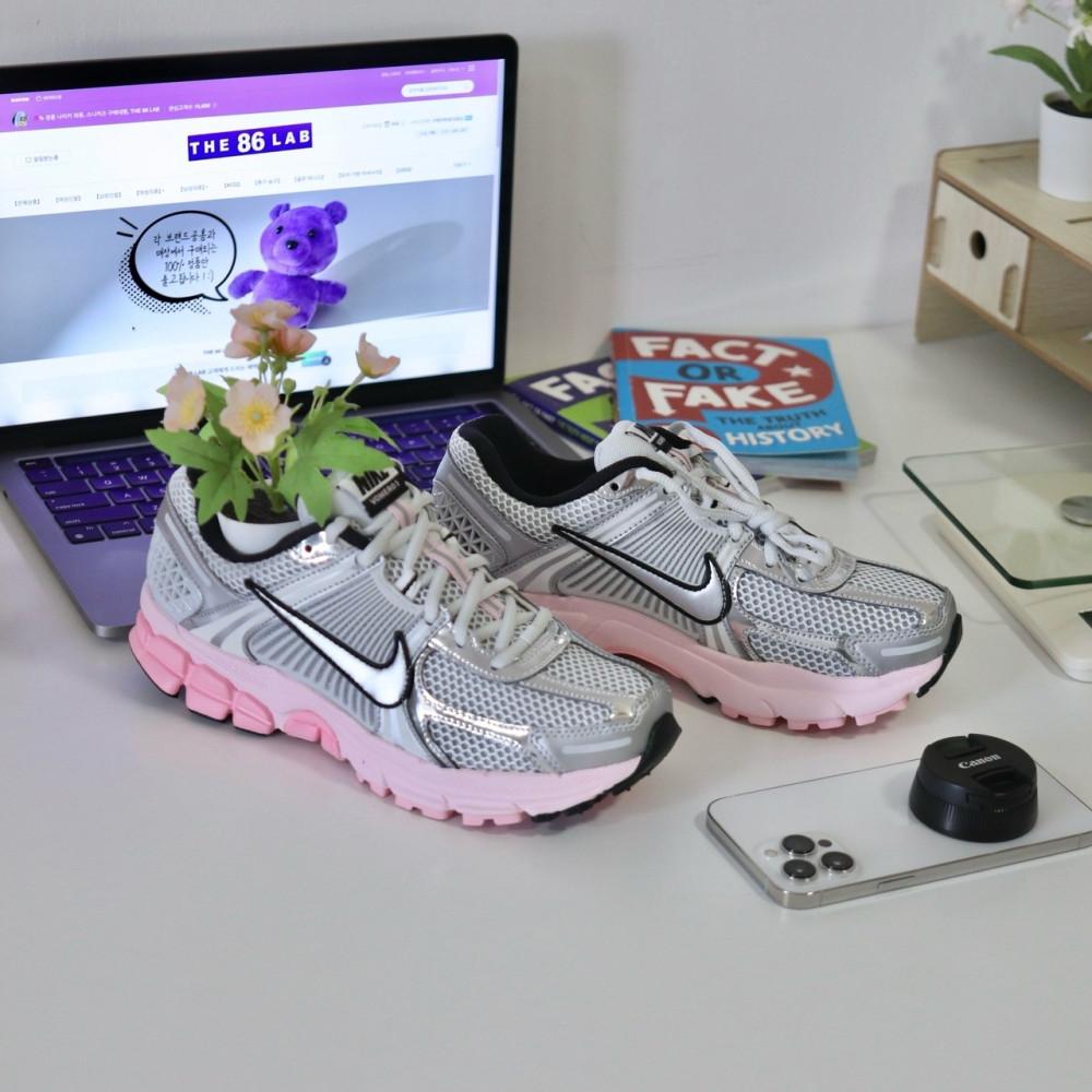 나이키 줌 보메로 5 핑크 메탈릭 실버 우먼스 HF1877-001