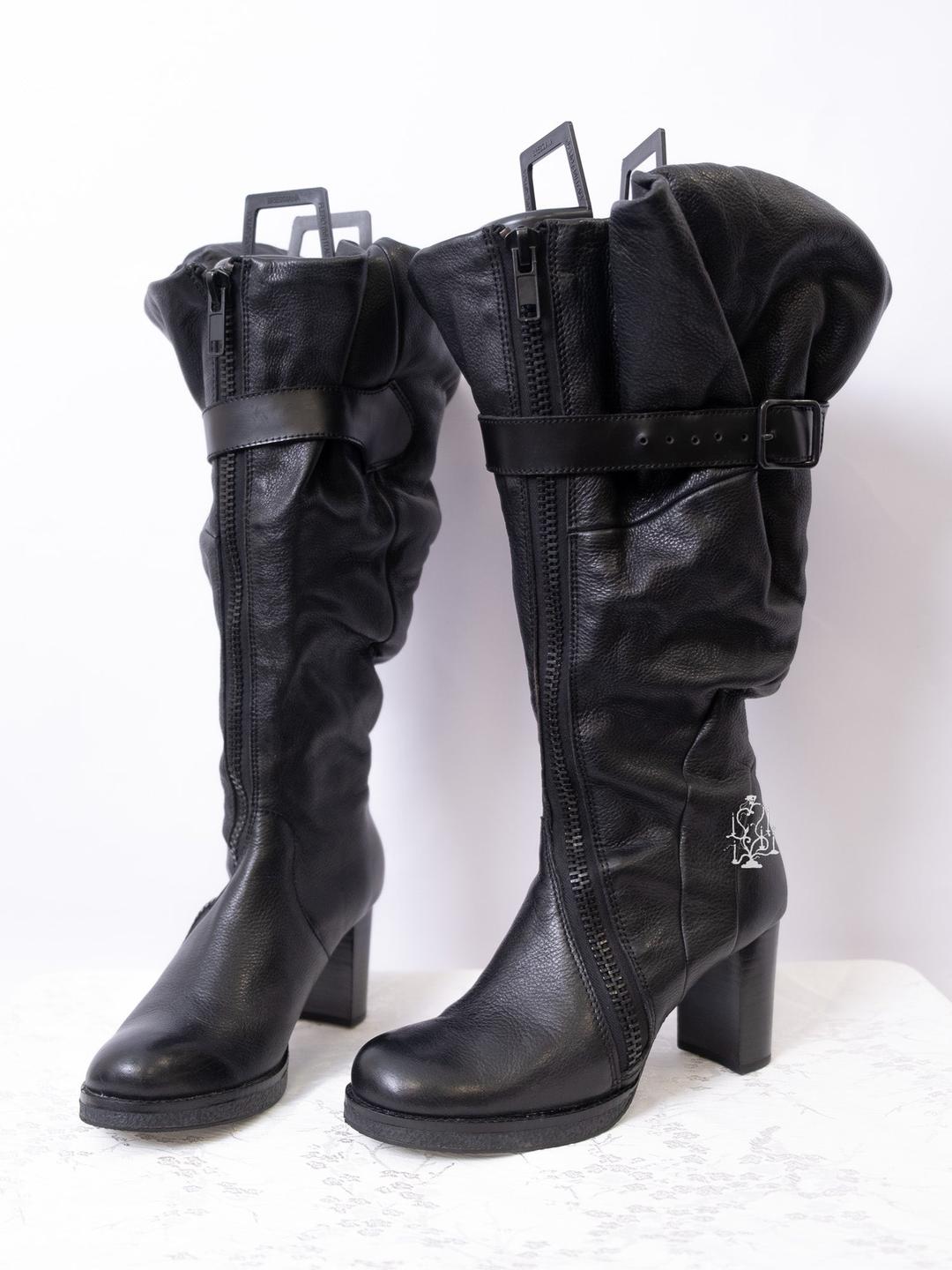 ZUCCA FW2009 BLACK LEATHER KNEE-HIGH ZIP SLANT BOOTS - SIZE M