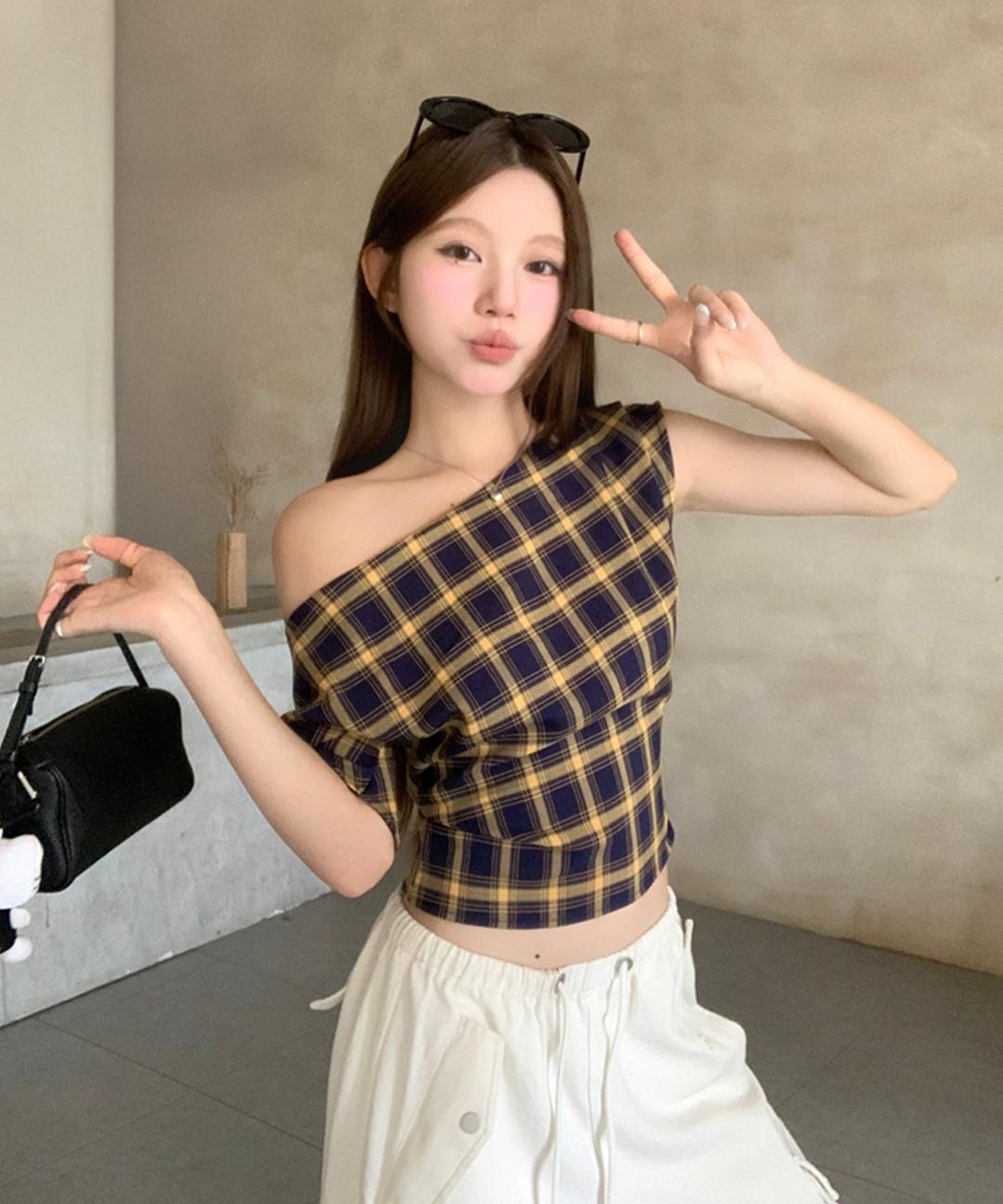 로스트체리 [유니크색감💛][원숄더&슬림] 미호 체크 플래드 언발 오프숄더 핀턱 반팔 블라우스