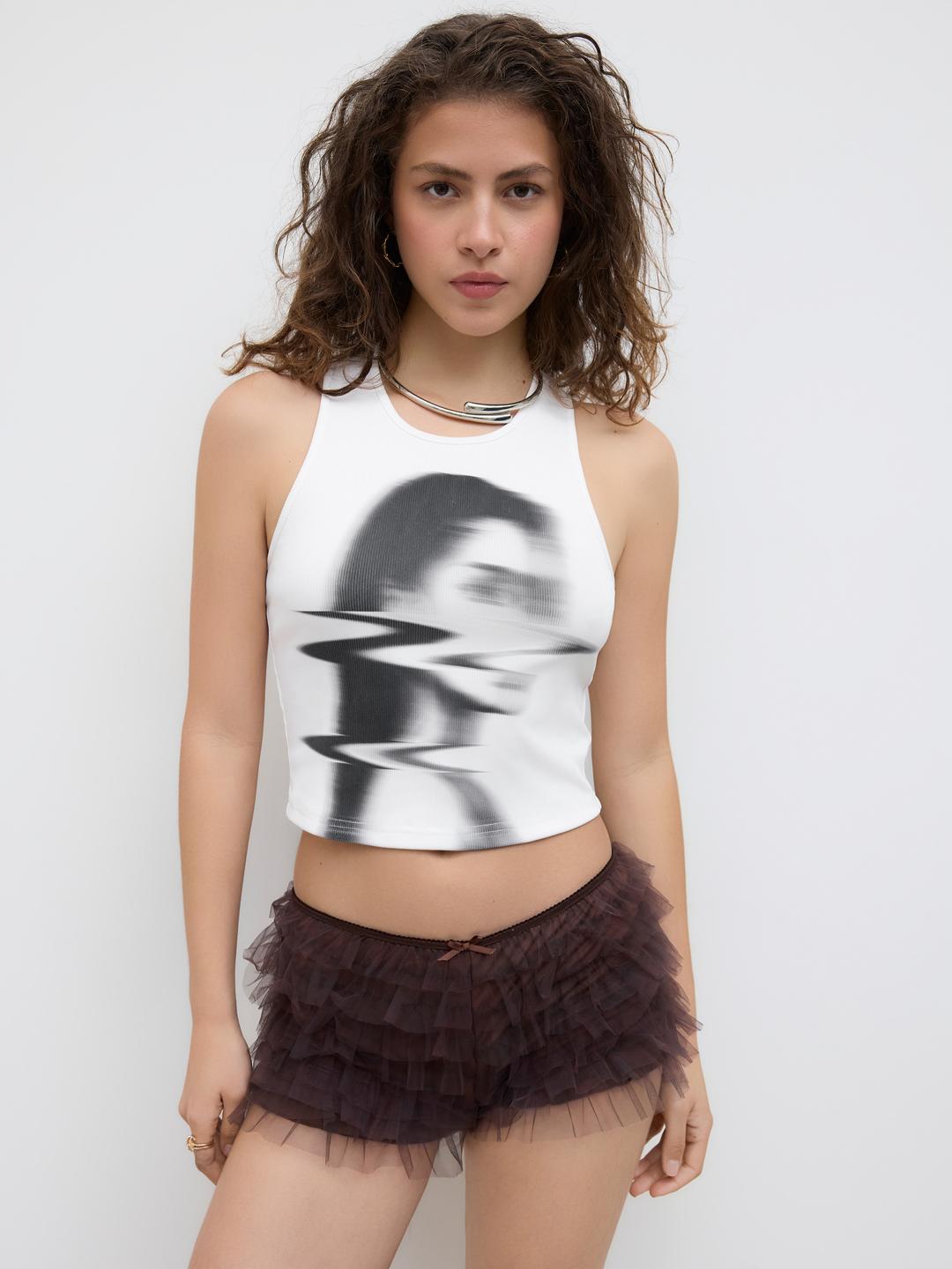 Figure Graphic Crop Tank Top