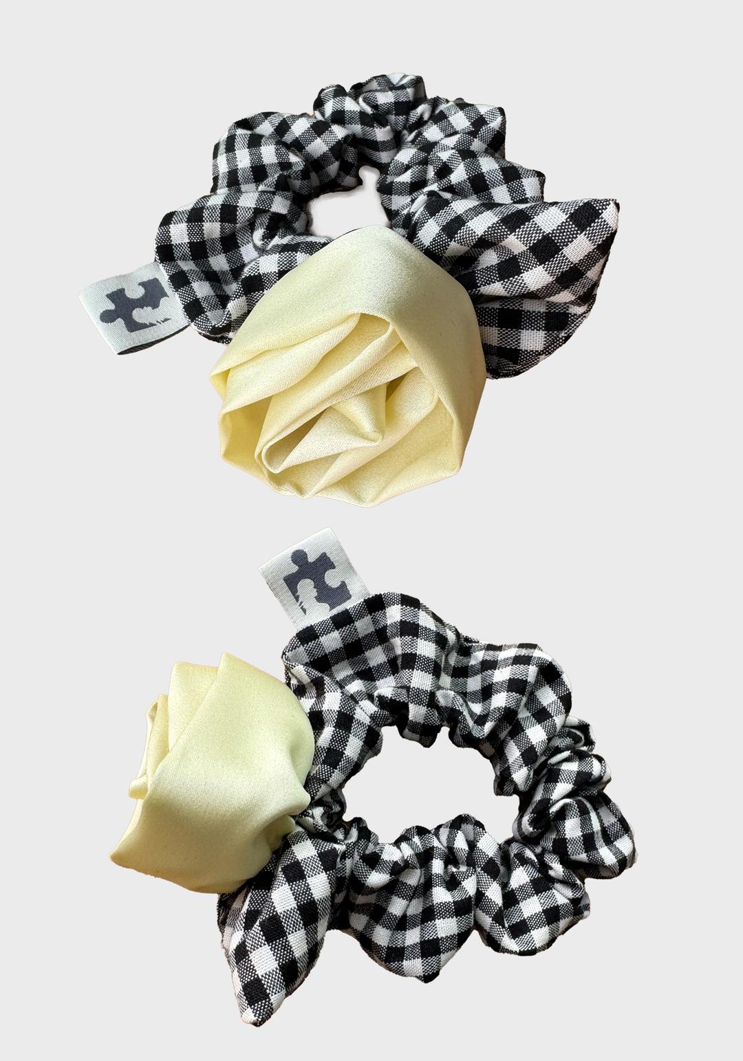 CHECK ROSE SCRUNCHIE
