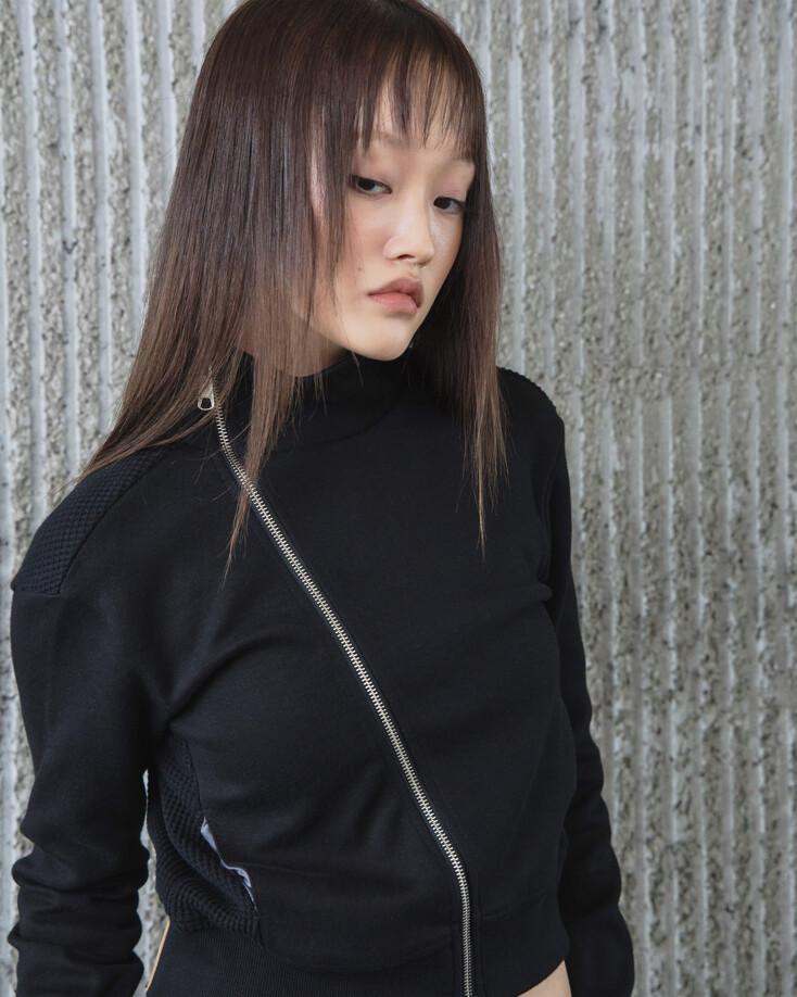 사이드집 넥 트랙 탑 블랙