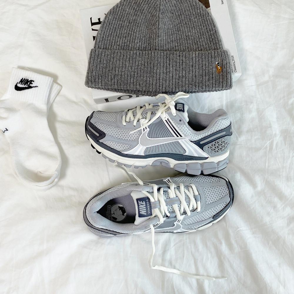 나이키 에어 줌 보메로 5 울프 그레이 퓨어 플래티넘 우먼 FD9919-001